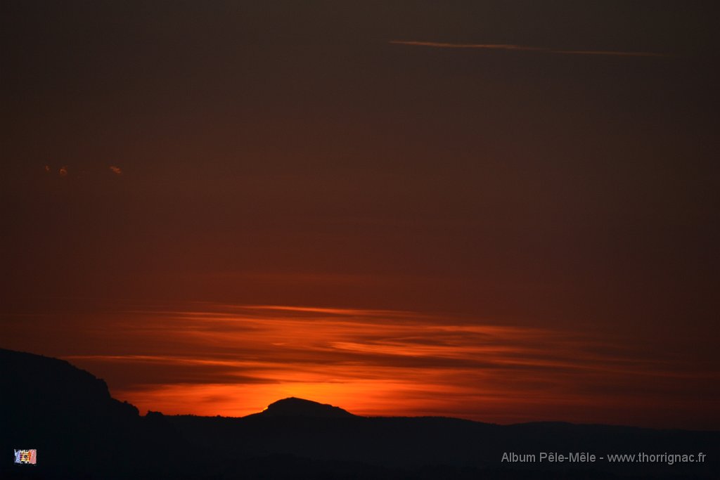 31 aout 2013 1.JPG - Coucher de soleil à droite de la Sainte Baume. 31 aoüt 2013. 19H17